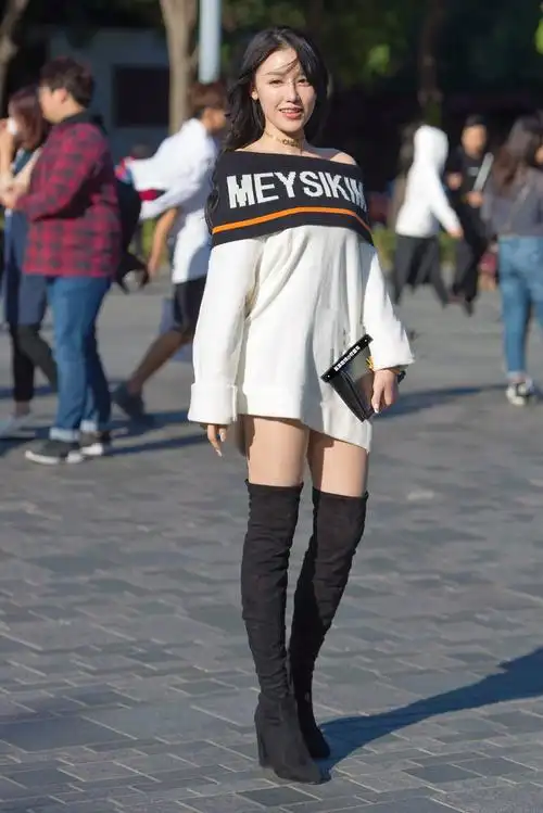 过膝长靴,既保暖又显腿,小姐姐这一身你给几分