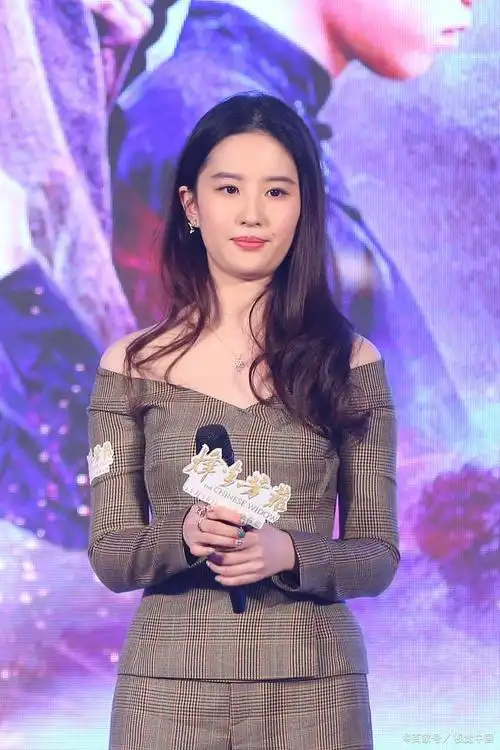 为什么刘亦菲总爱撕嘴皮