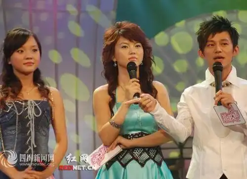 图文:超女成都5强产生--阳蕾与李湘何炅