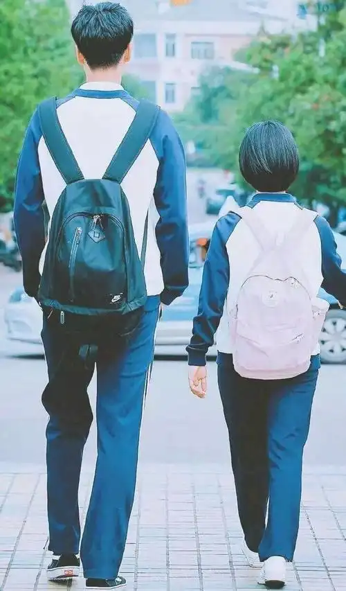 以图为证!其次是被他的粉丝"麻将"们笑称"堪比门框"的身高!