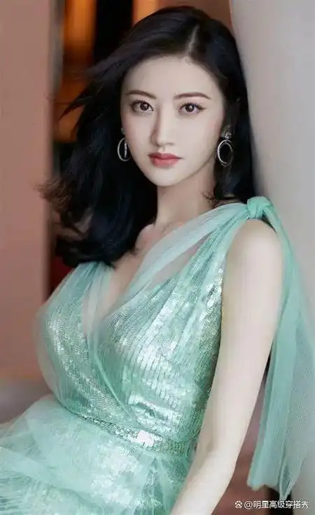 组最新"私人"写真曝光,画面性感炸裂,只见她身穿一件酒红色的深v礼服