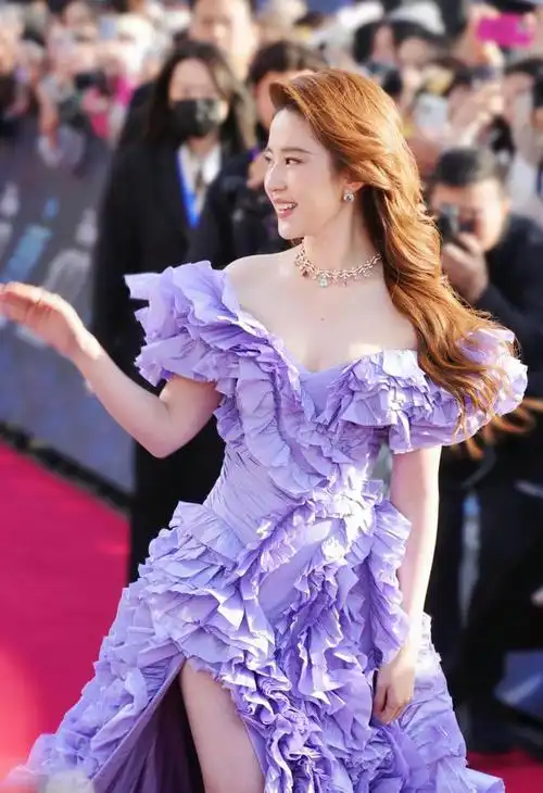 刘亦菲出席迪士尼星愿活动时的现场生图