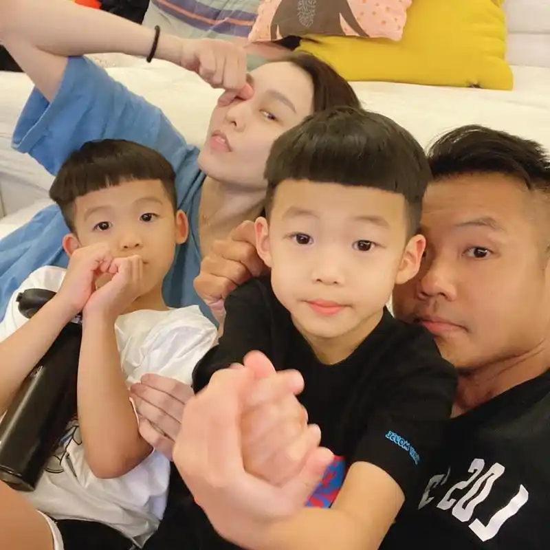 范玮琪晒一家四口自拍双胞胎儿子花式比心帅气可爱