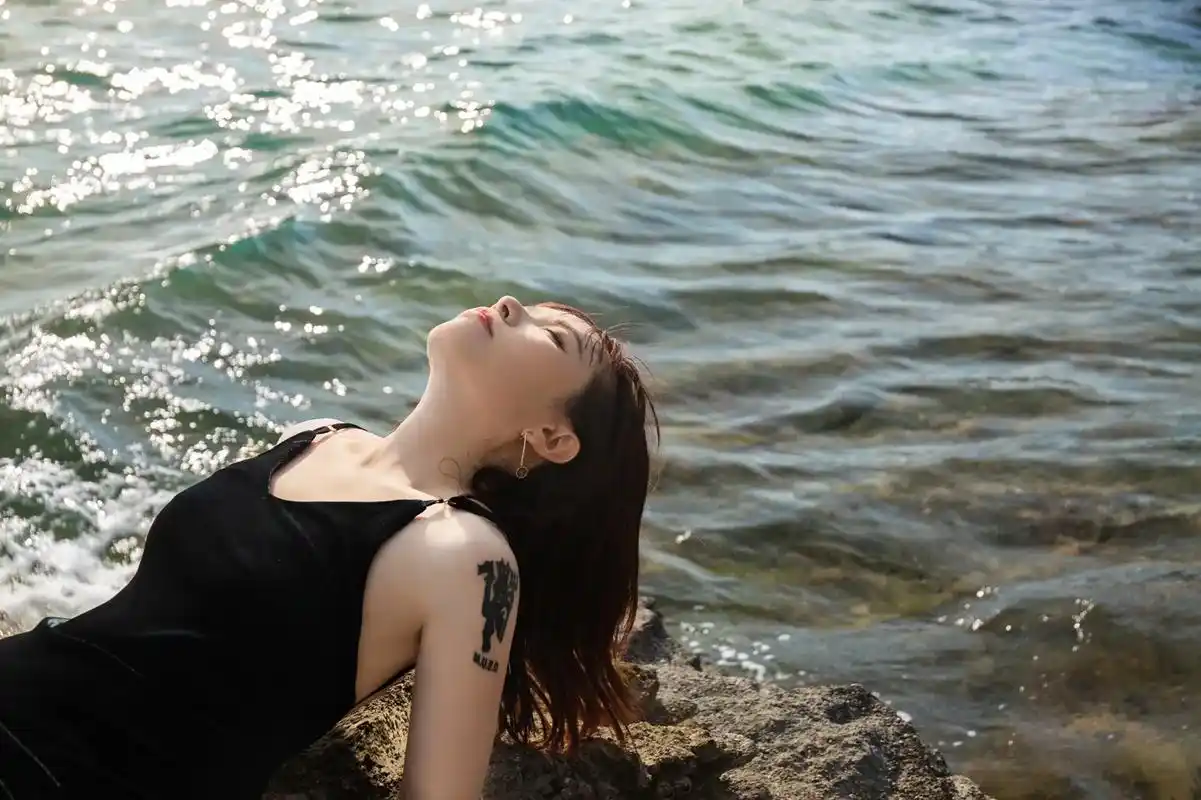 一个人的拍照91海边的氛围感.大海是温柔的阳光是温暖的我 - 抖音