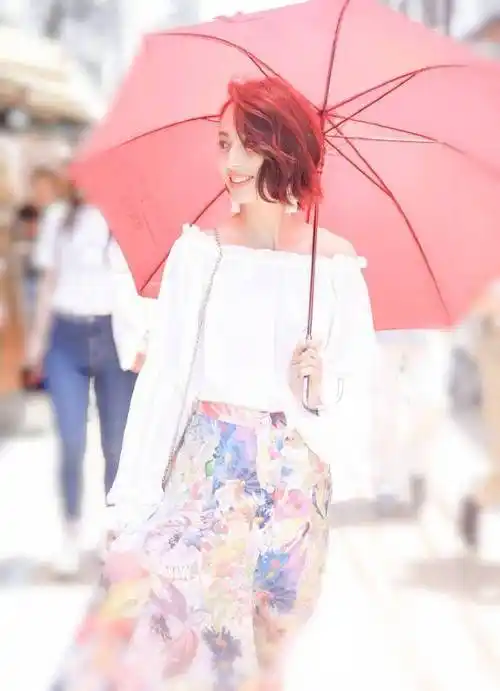 原创原创34岁佟丽娅真会穿绿色t恤搭配白色短裤穿出18岁少女感