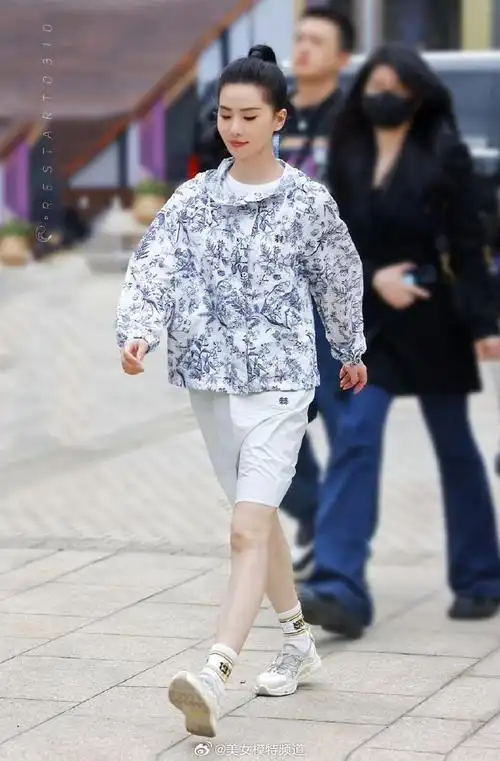 刘诗诗高马尾妆造出席活动穿短裤小腿白到发光