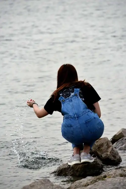 戏水美女背影也很漂亮,构图问题不大,有点动感.