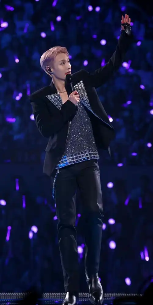 张艺兴一条博文跟王迅说了四件事#盘点张艺兴的演唱会神图统统拿走当