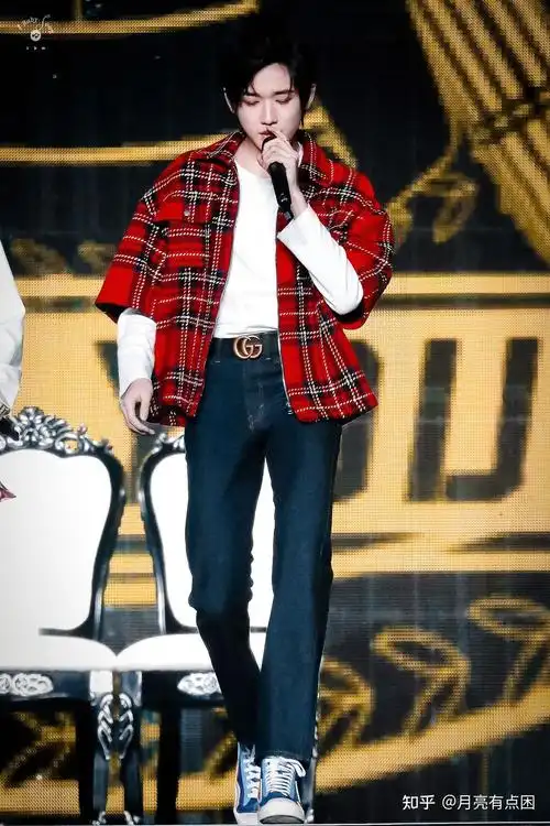 想要宋亚轩的全身照最好的是在练习室里的有吗