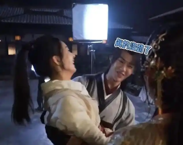 王一博抱赵丽颖胳膊"肿了",一场戏拍n次,最后累得抱不动了