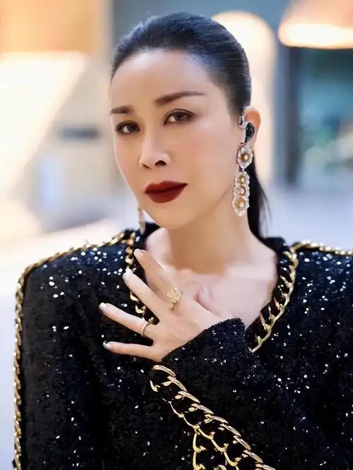 那英病中现身:度假照片揭示真相,网友痛斥其霸道行径