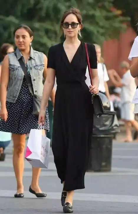 黑长裙配白鞋还是黑鞋