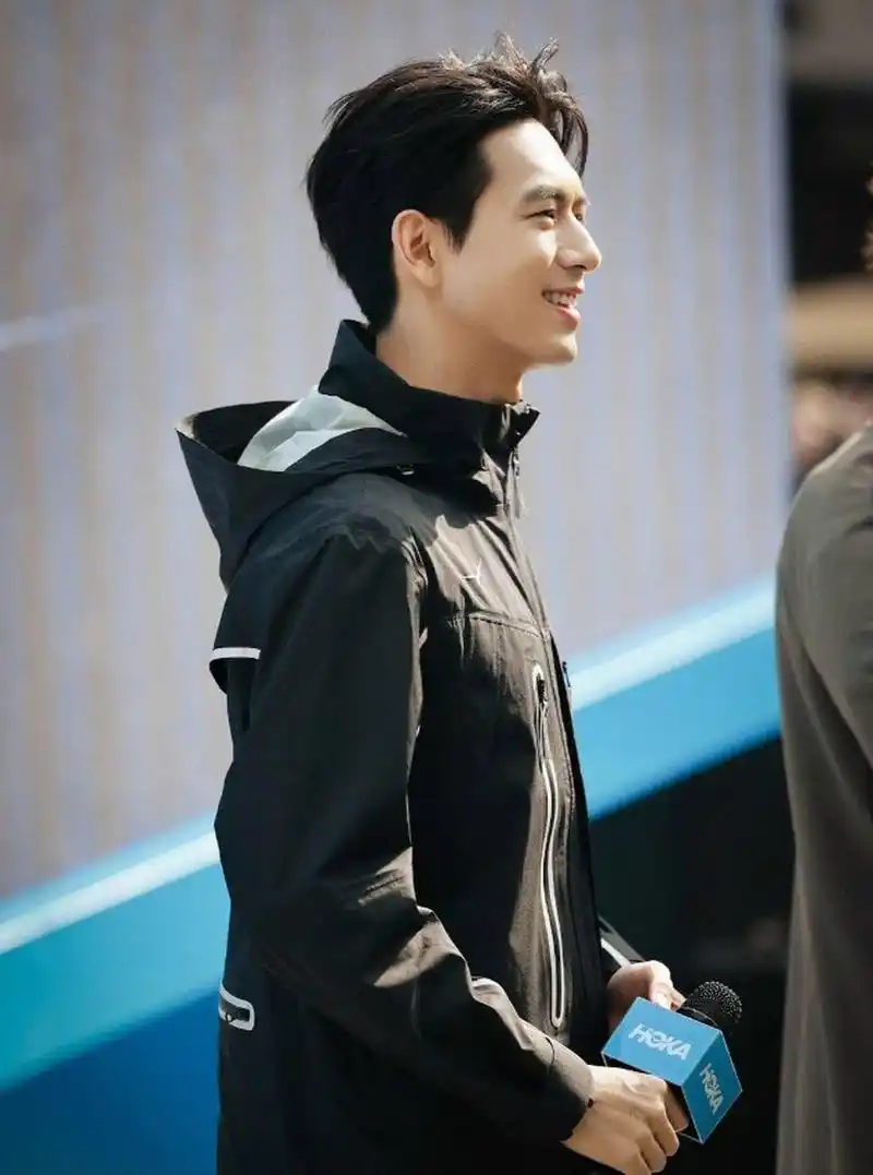 李现的笑容不治愈却是大男孩般的灿烂,他不是小鲜肉般的颜值,却让人看