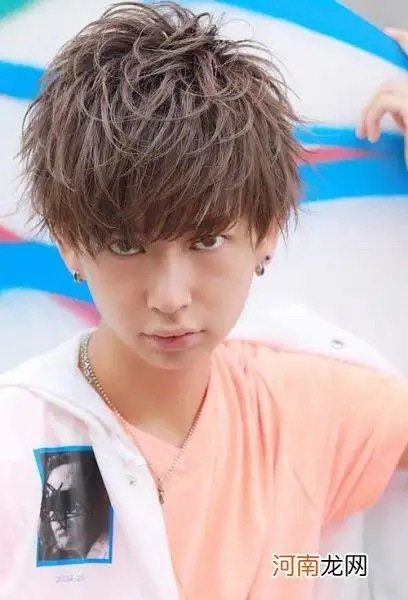 男生帅气定位烫短发造型 百搭帅酷的男生短发全集