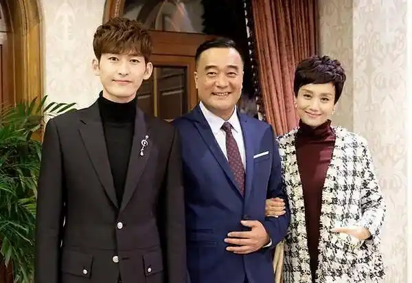 李颖晒近照并配文一回眸已是大半生颜值超高非常显年轻