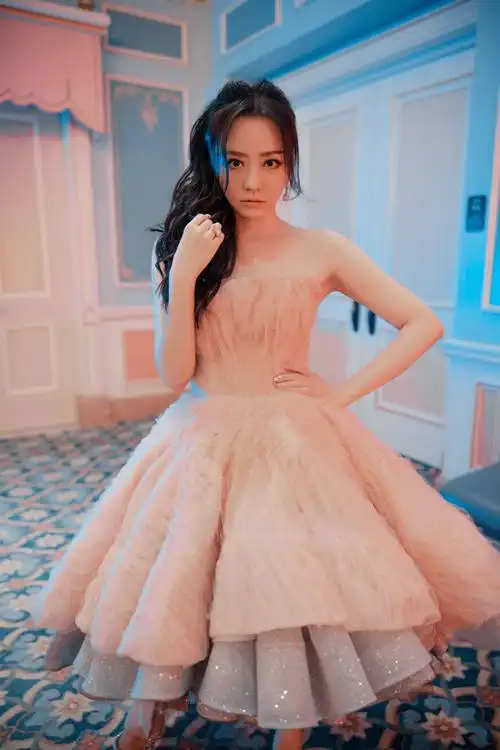 太迷人了!张靓颖穿粉色纱裙摆pose 好似梦幻小公主