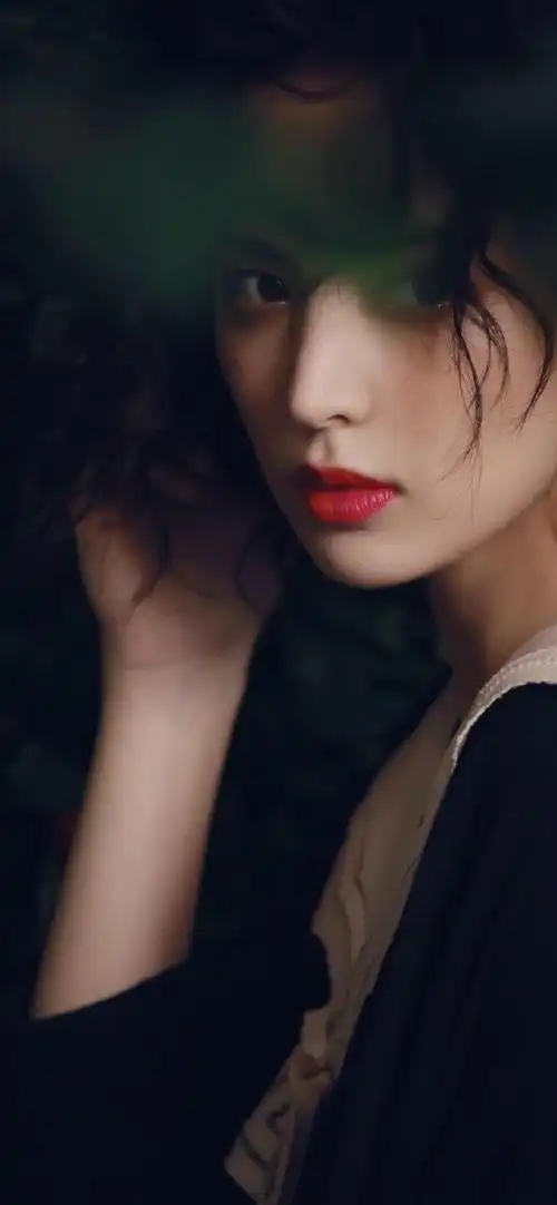 古力娜扎冷艳黑色系写真