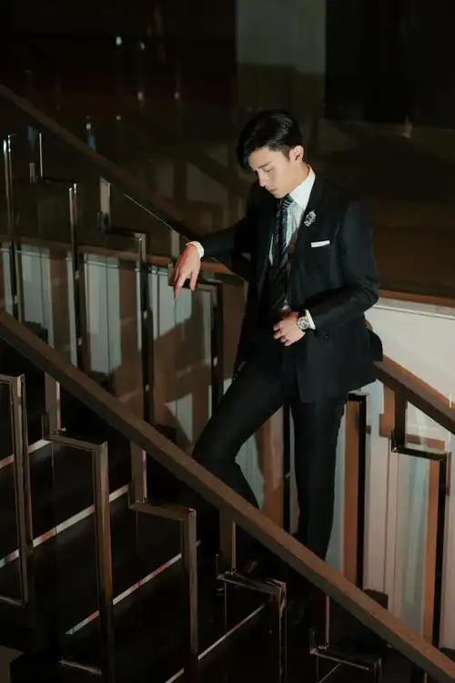 品牌代言人「杨洋 吴磊 邓伦」均选择了雅致黑西装以胸针腕表点睛的