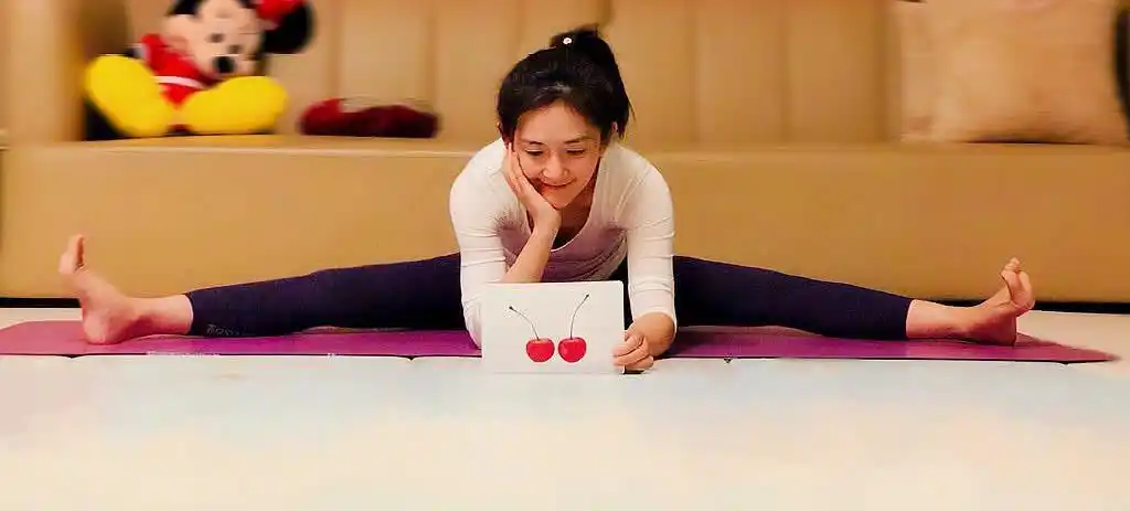 谢娜边劈叉边教女儿认水果,但水果却引热议,网友:所以这叫啥?