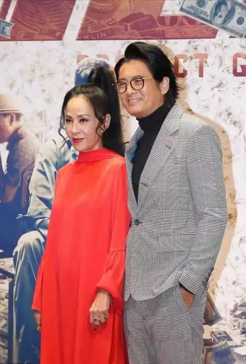 周润发夫妇合体亮相老婆打扮前卫太个性但人真的不能不服老