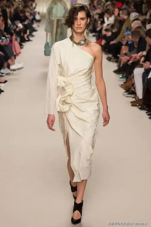 因为模特非常讲究走姿和台步,在平时训练,都会严格走,配合上动作和