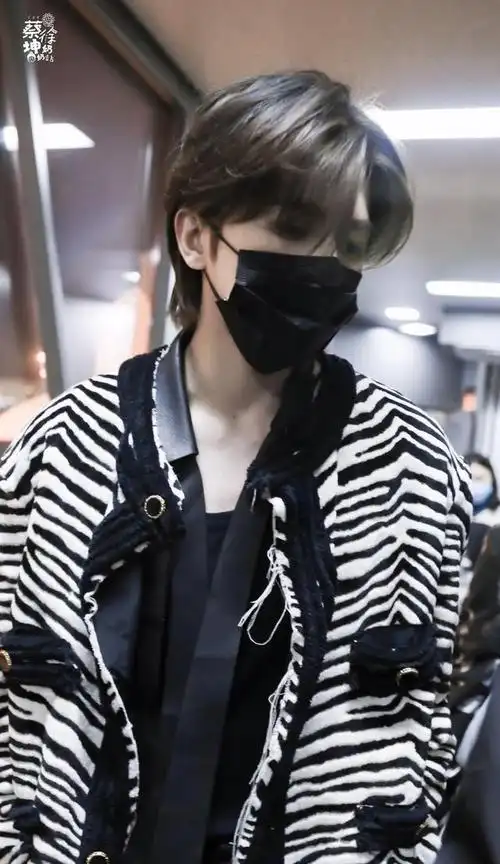 240116蔡徐坤温柔时尚的风采引发粉丝无限迷恋