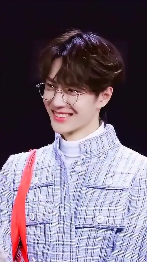 王一博笑起来真好看,小括弧好可爱