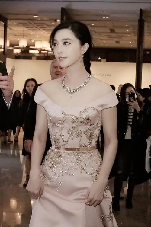 范冰冰活动近照,粉色长裙秀香肩,网友:瘦了衣服都撑不起来了_新浪看点