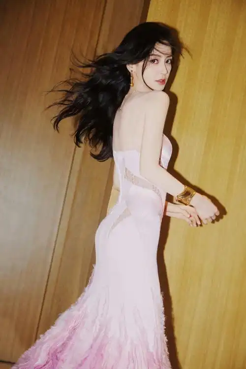 angelababy超话bazaar icons 时尚芭莎年度派对,惊喜的穿着一套