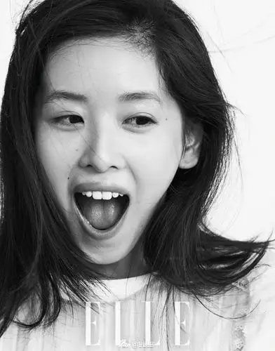 奶茶妹妹章泽天写真青春靓丽 撩发甜笑自信迷人