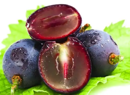 白底上放着切开的夏黑葡萄