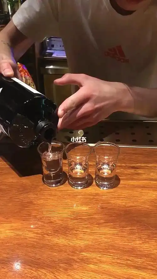 夜晚微醺一个人喝酒第六天