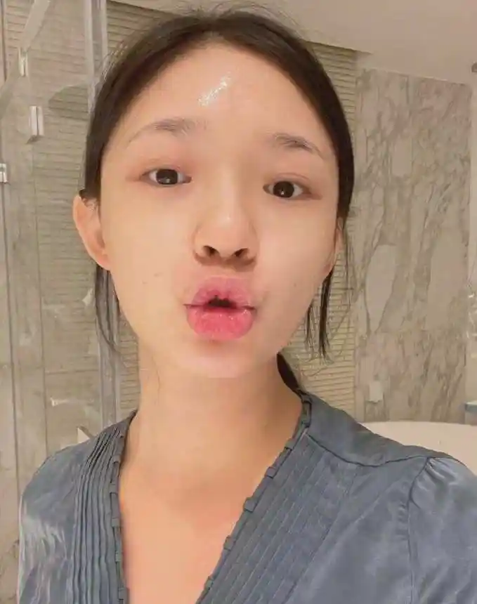 林允晒素颜自拍照,皮肤水嫩有光泽,却与妆后对比气质差别大_状态