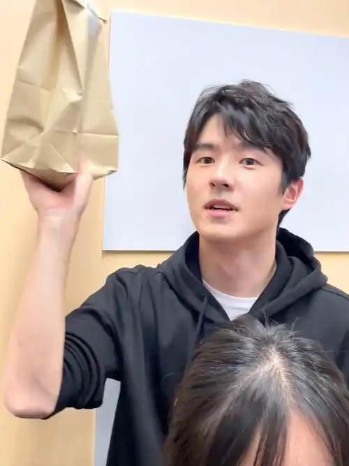 今天扫楼的刘昊然生图来了!怼脸好帅啊