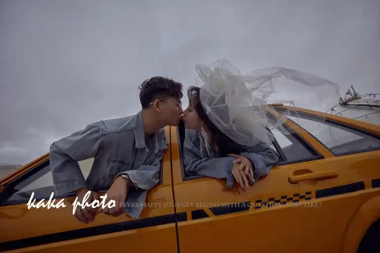 复古汽车婚纱照