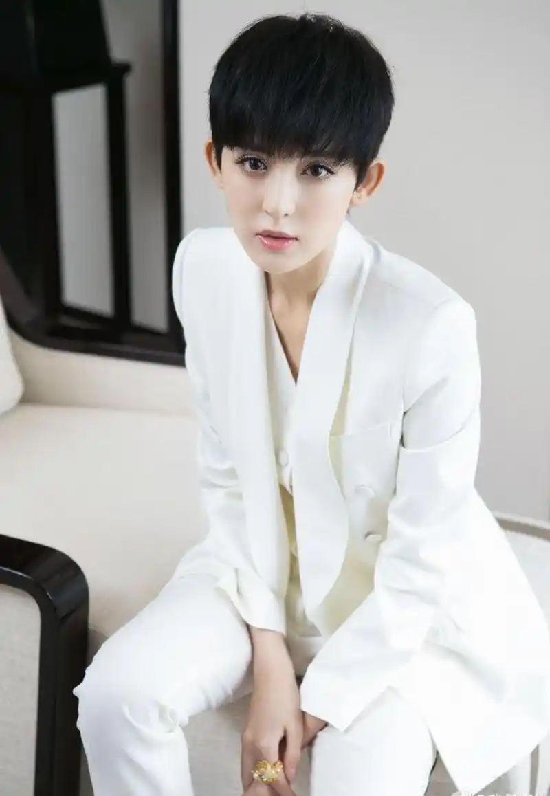 古力娜扎短发写真蛮帅气的