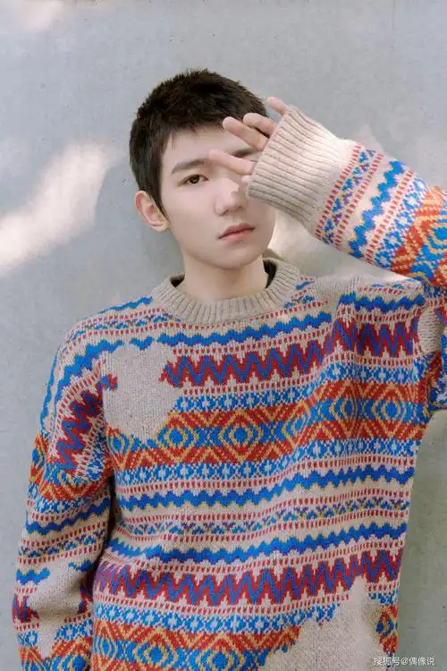 原创王源回国赴tfboys合体之约,抵达北京时穿得很暖,刘海是亮点!