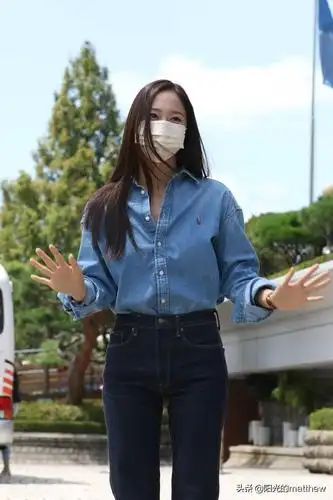 街拍:郑秀晶牛仔衬衫 牛仔裤可爱亲和