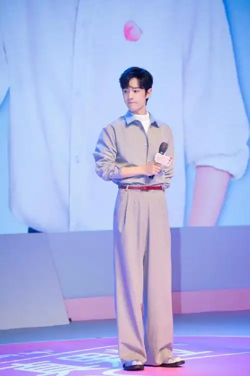 肖战化身肖问一袭工装裤帅出新高度满屏大长腿穿啥不好看