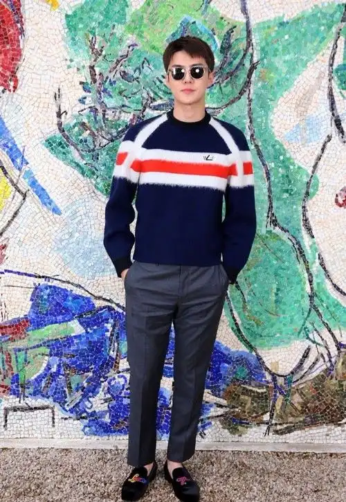 吴世勋被坑惨了,明明身高184却被拍出164的感觉.