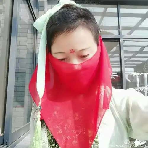 三角形面纱,手工在三个角上钉上流苏穗.