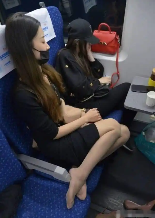 张馨予坐高铁脱鞋晒脚丫子被批没素质!本尊争辩没做错!_袜子