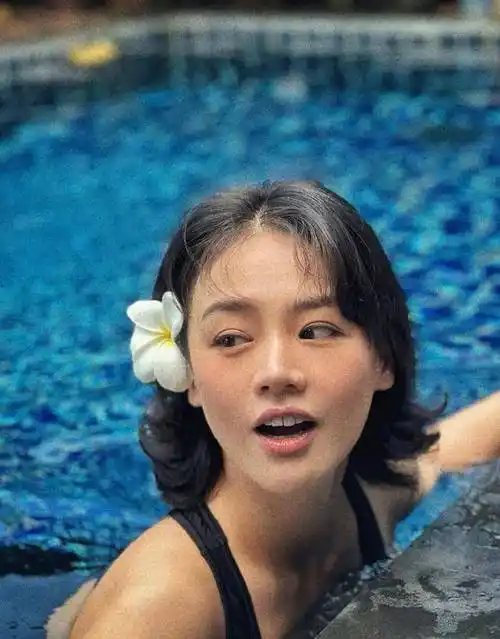 马思纯小年夜苏梅岛度假,穿性感泳装化身美人鱼,头戴白花好娇俏_泳衣