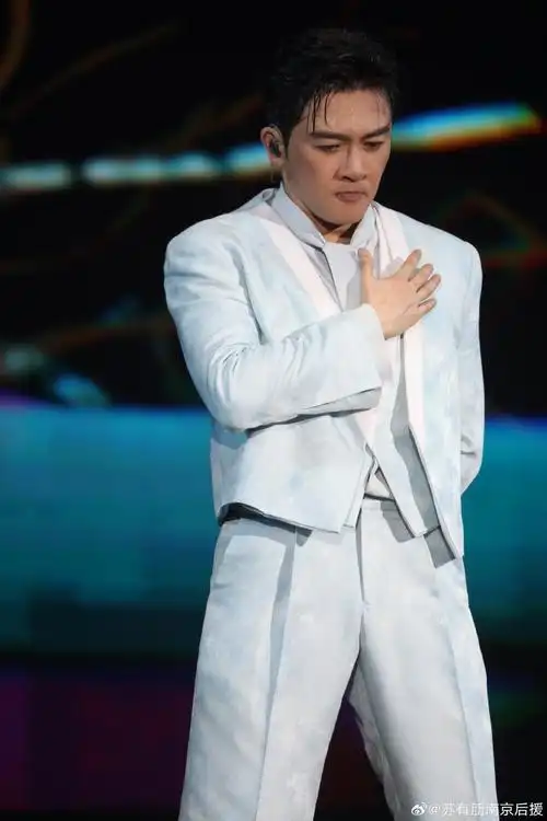 苏有朋超话#苏有朋在多重宇宙中遇见你演唱会#我们短暂交错,潮起潮落