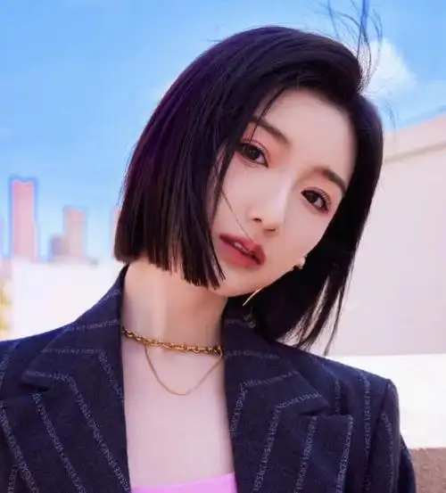 毛晓彤一刀切短直发造型 知性优雅气场全开_明星发型 - 美发站