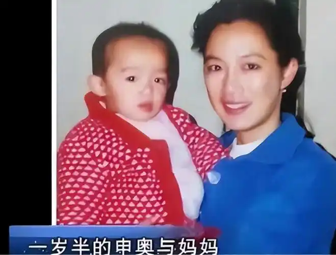 第一段婚姻在他没有成名前,妻子是北电毕业的詹燕妮,短短的维持了几年