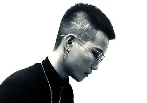 2019男生飞机头刻痕短发发型春天梳正合适