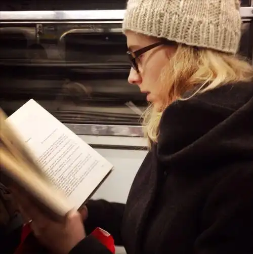 巴黎地铁里读书的女人:专注的神情那么美