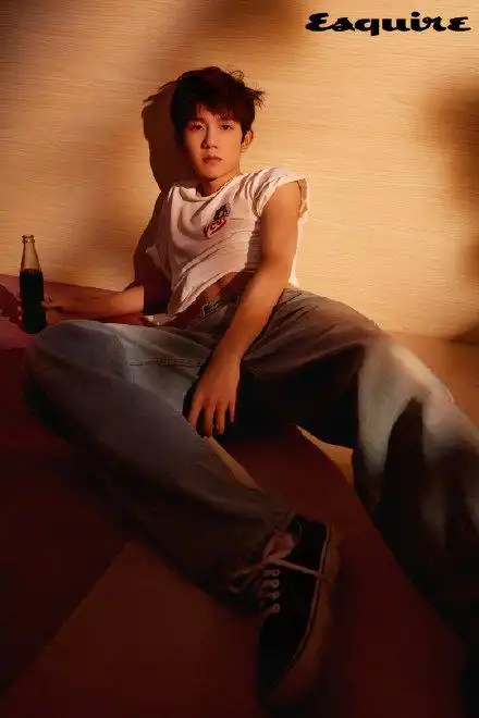 先生》八月刊封面,球场下的男孩,留着慵懒蓬松的乱发,腹肌隐约可见