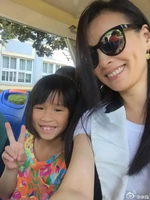 比小s家女儿长得还丑,网友:酒窝美女张庭女儿像非洲难民!